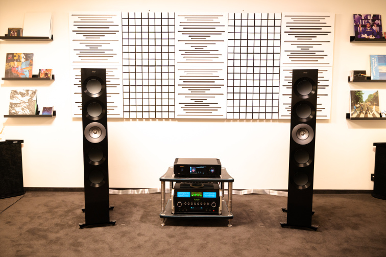 VOIX Reference LEGACY — pár podlahovek KEF Reference 5 Meta po stranách stojanu s McIntosh MA12000 a streamerem EverSolo, akustické panely a gramodesky na zdi