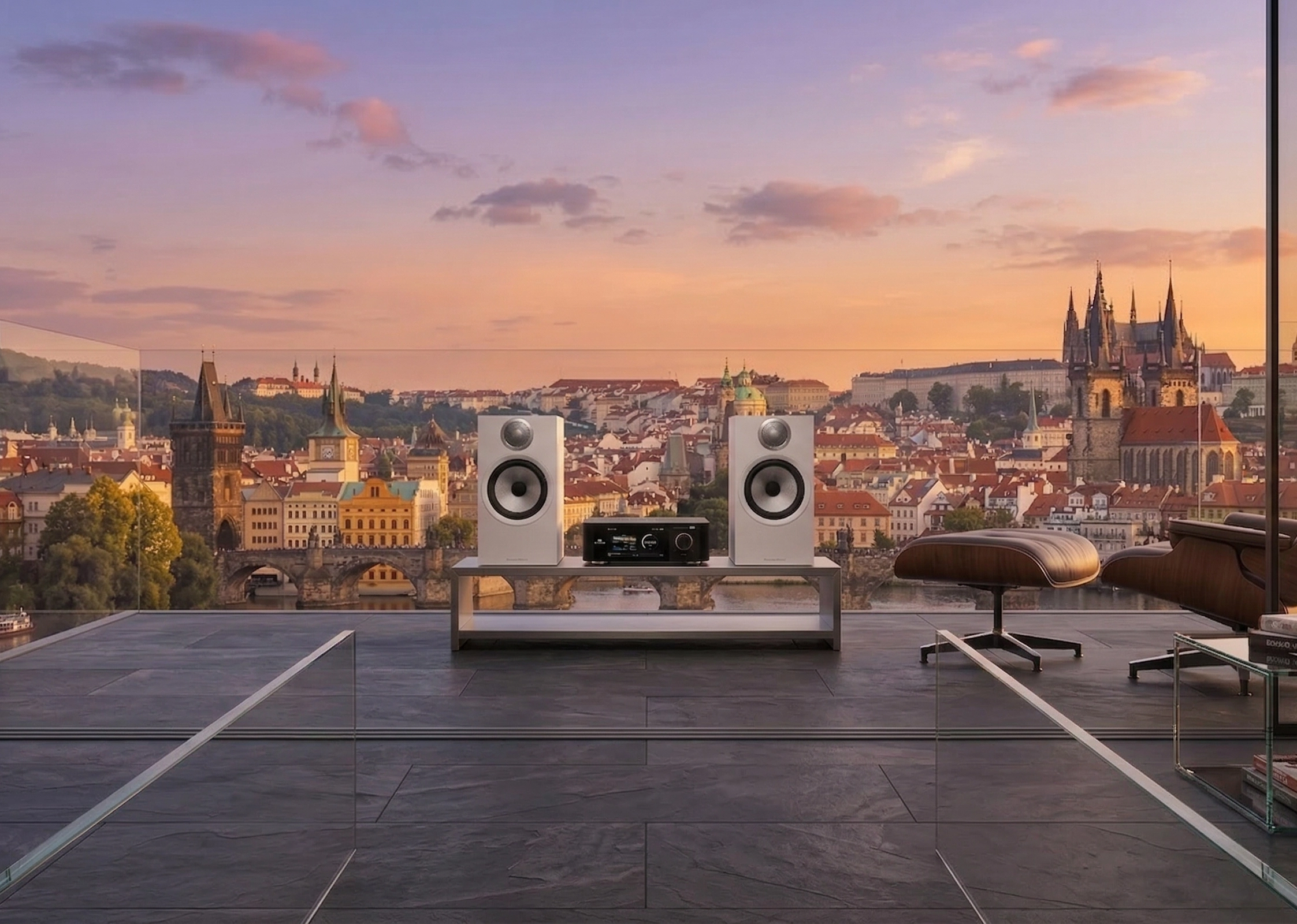 Sestava VOIX Authority ENTRY s reproduktory Bowers & Wilkins 606 S3 a jednotkou EverSolo na terase s panoramatem Prahy při západu slunce