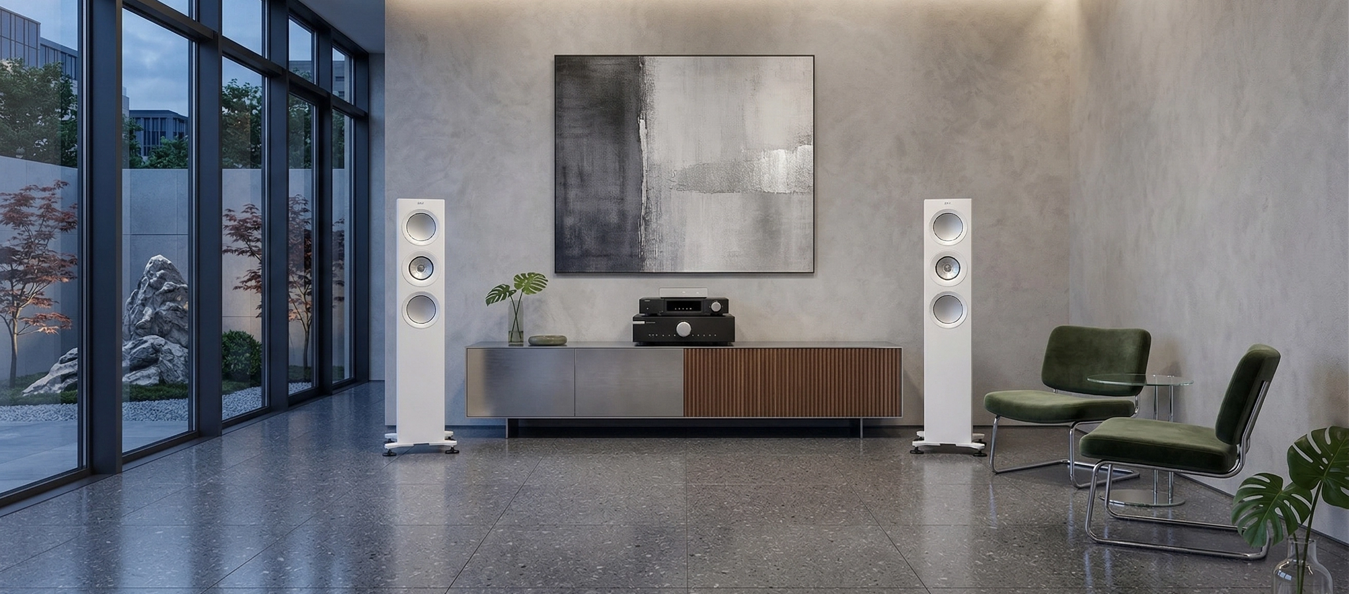 KEF R7 Meta v moderním minimalistickém interiéru s betonovou stěnou, sideboardem a velkoplošným prosklením do zahrady