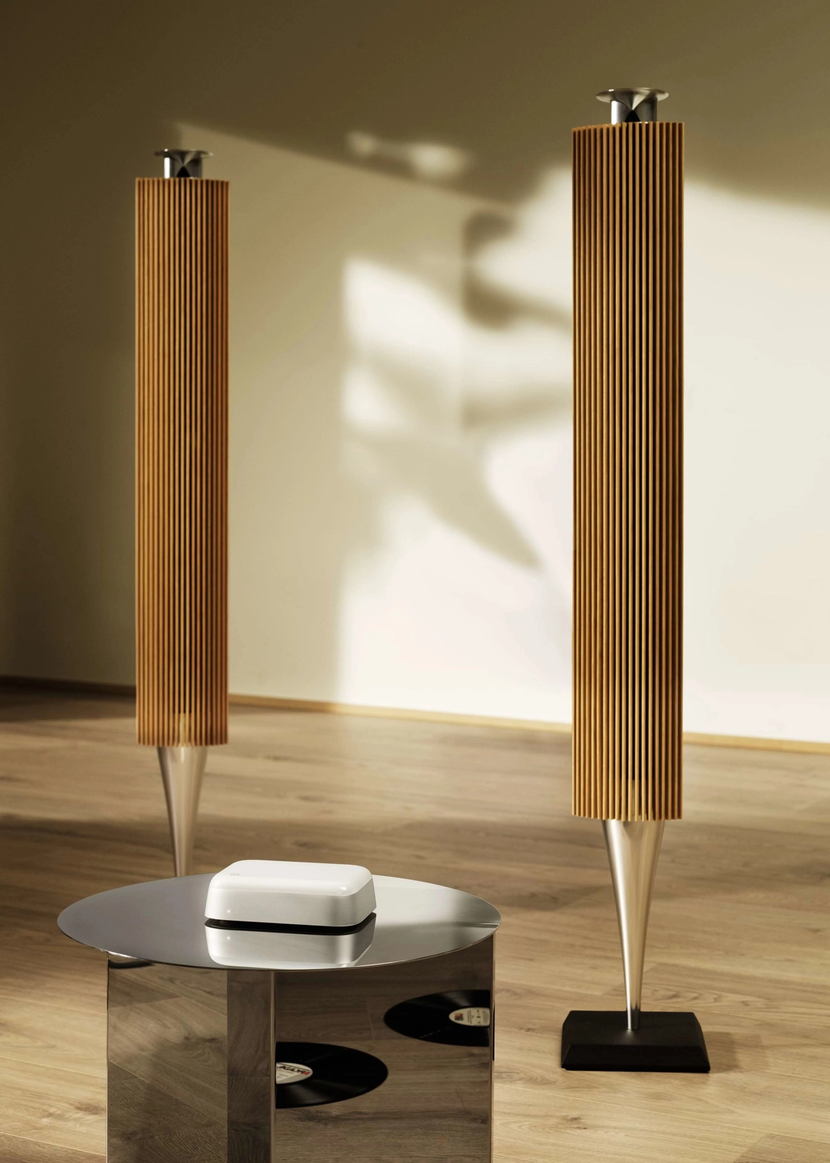 Beoconnect Core jako součást domácí audio sestavy Bang & Olufsen v designovém interiéru