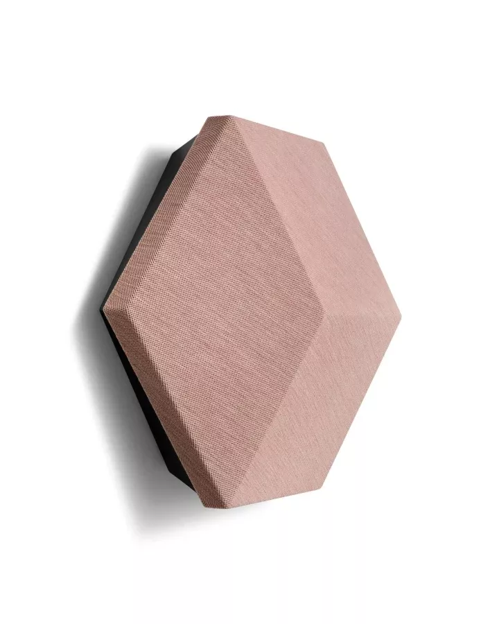 Beosound Shape v sestavě s dalšími reproduktory Bang & Olufsen v moderním interiéru