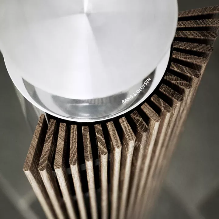 Beolab 18 jako sloupový reproduktor Bang & Olufsen v designovém obývacím pokoji