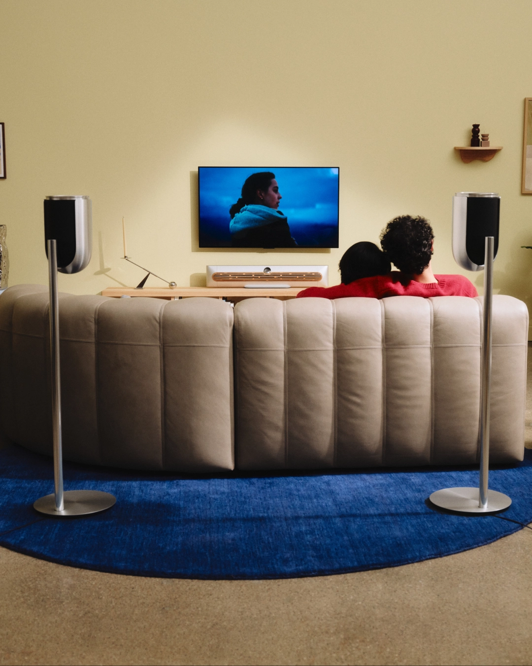 Domácí kino Beosound Premiere a Beolab 8 v moderním interiéru