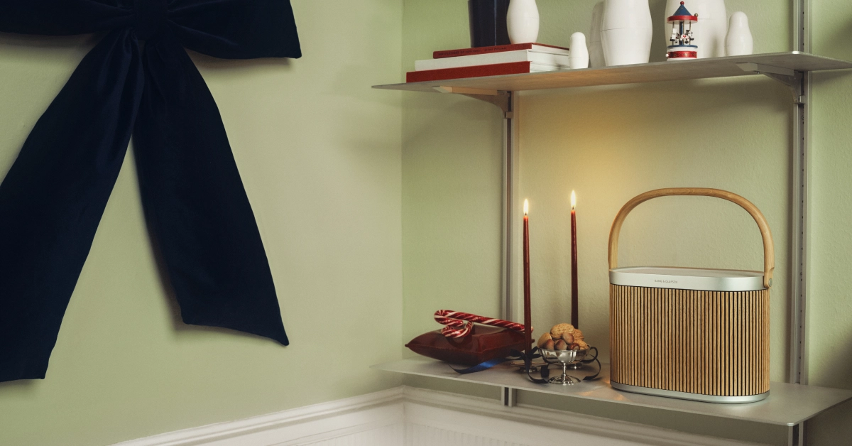 Beosound A5 Century Weave na poličce v designovém interiéru