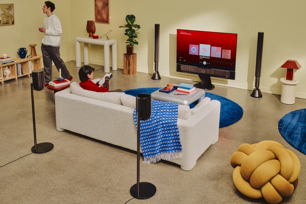 Ovládání domácího kina Bang & Olufsen přes dálkový ovladač a mobilní aplikaci