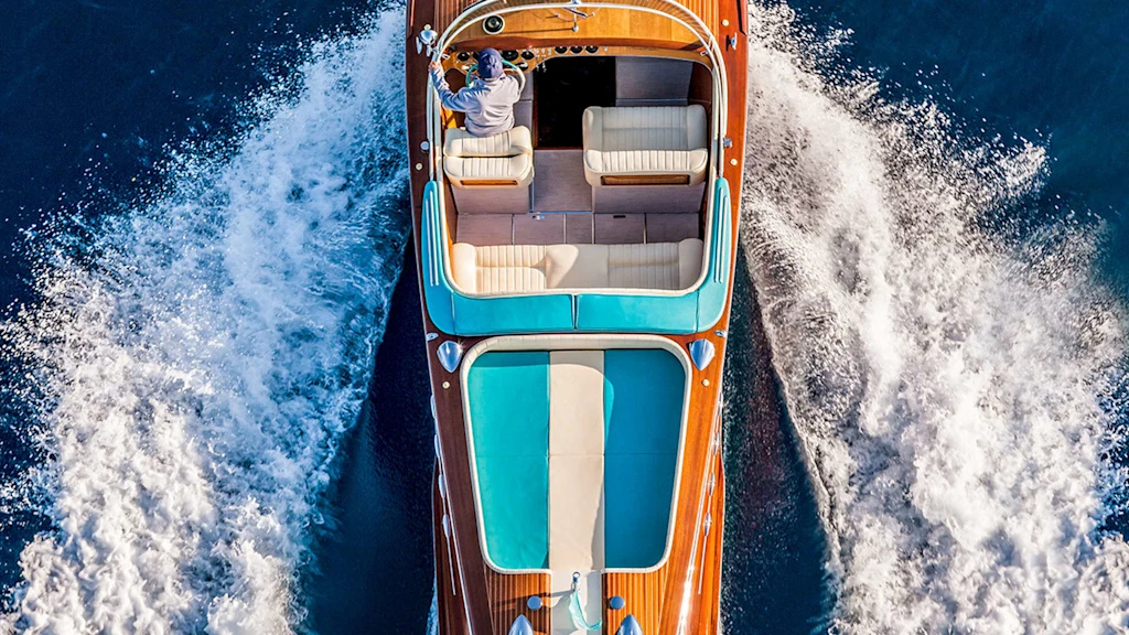 Beosound 2 3rd gen Riva nenápadně hraje z podlahy obývacího pokoje