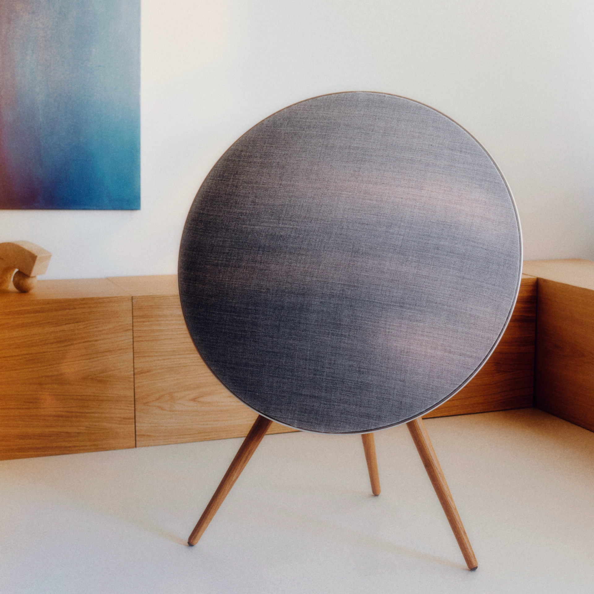 Beosound A9 5th gen Century Blue zavěšený na zdi jako mistrovské dílo v obývacím pokoji