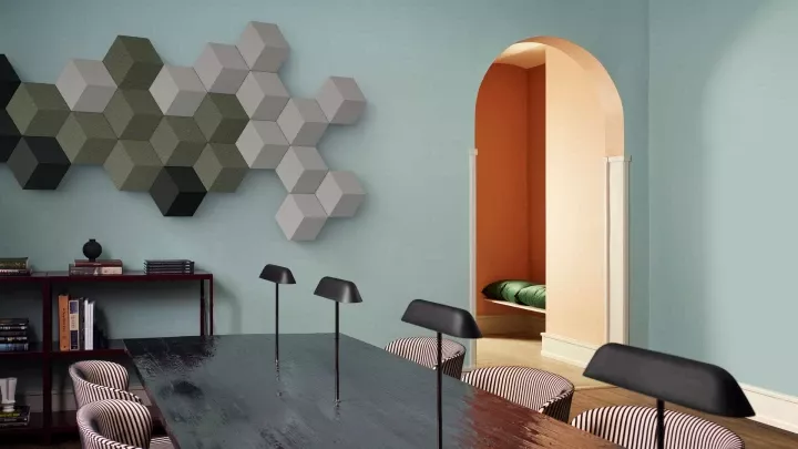 Beosound Shape jako modulární akustický obraz z hexagonálních dlaždic na stěně designového interiéru
