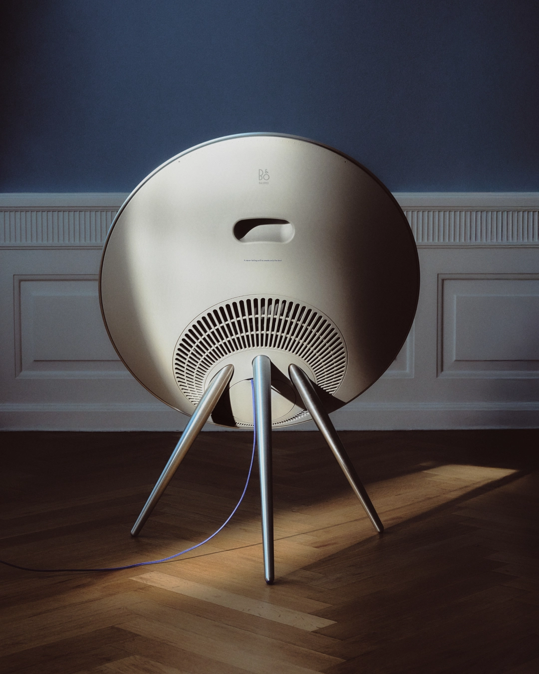 Detail frézovaného hliníku a dubových nohou reproduktoru Beosound A9 5th gen Century Blue