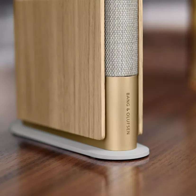 Detail hliníku, dubu a pletené tkaniny Kvadrat u reproduktoru Beosound Emerge