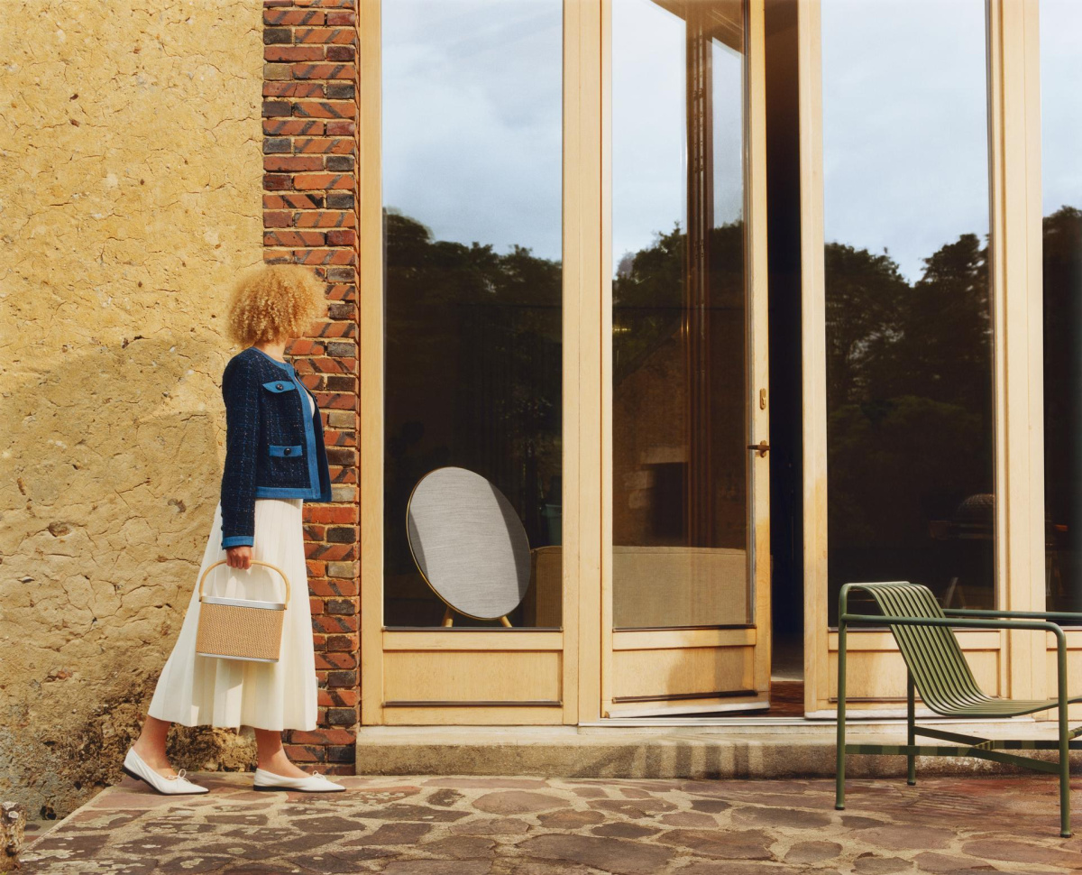 Beosound A9 5th gen Century Blue jako designový reproduktor na třech dubových nohách v interiéru
