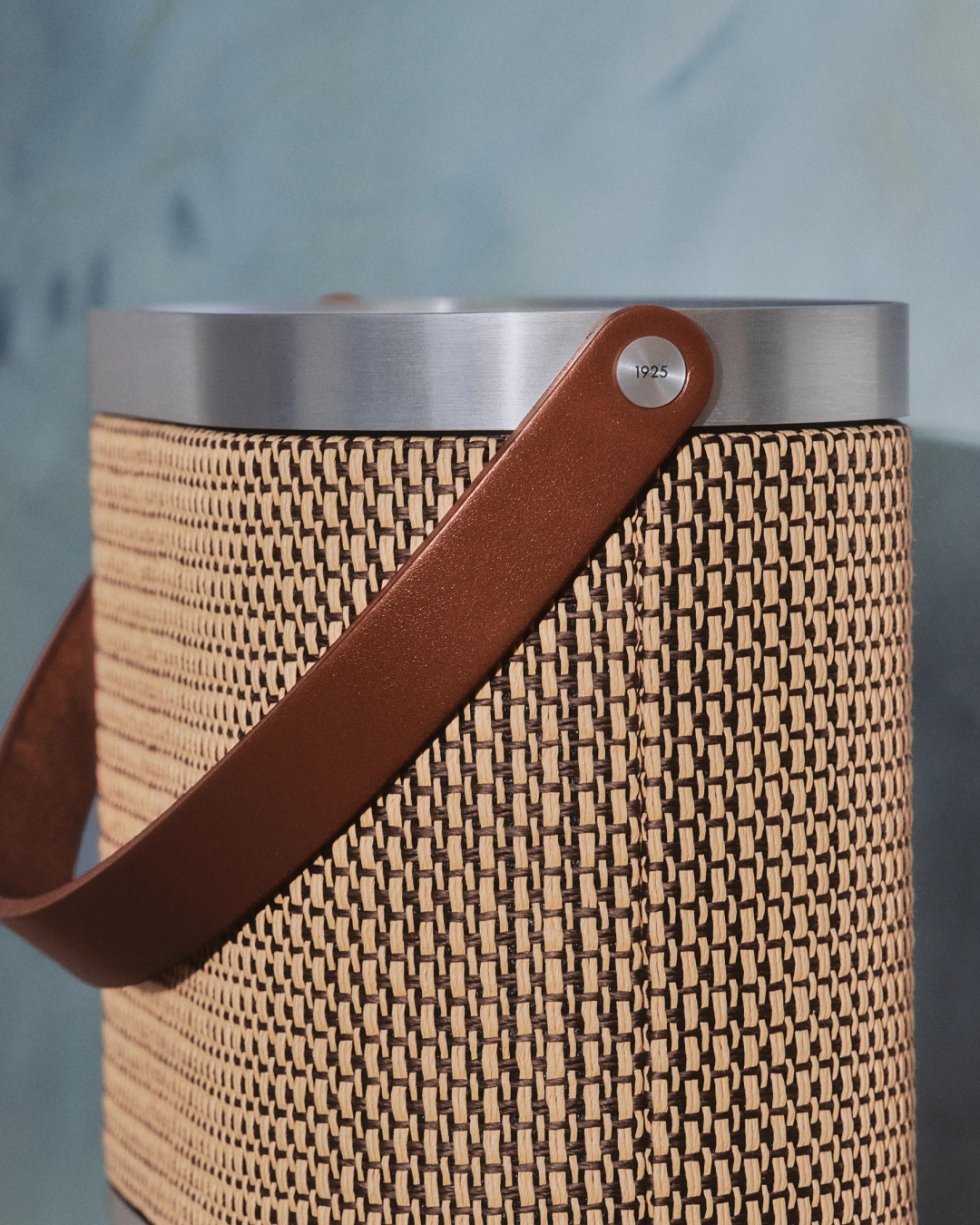 Beosound A5 Century Weave s 360stupňovým rozptylem zvuku v místnosti