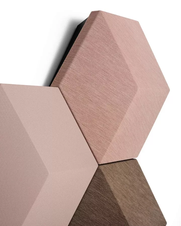 Detail textilních krytů jednotlivých dlaždic Beosound Shape v obývacím pokoji