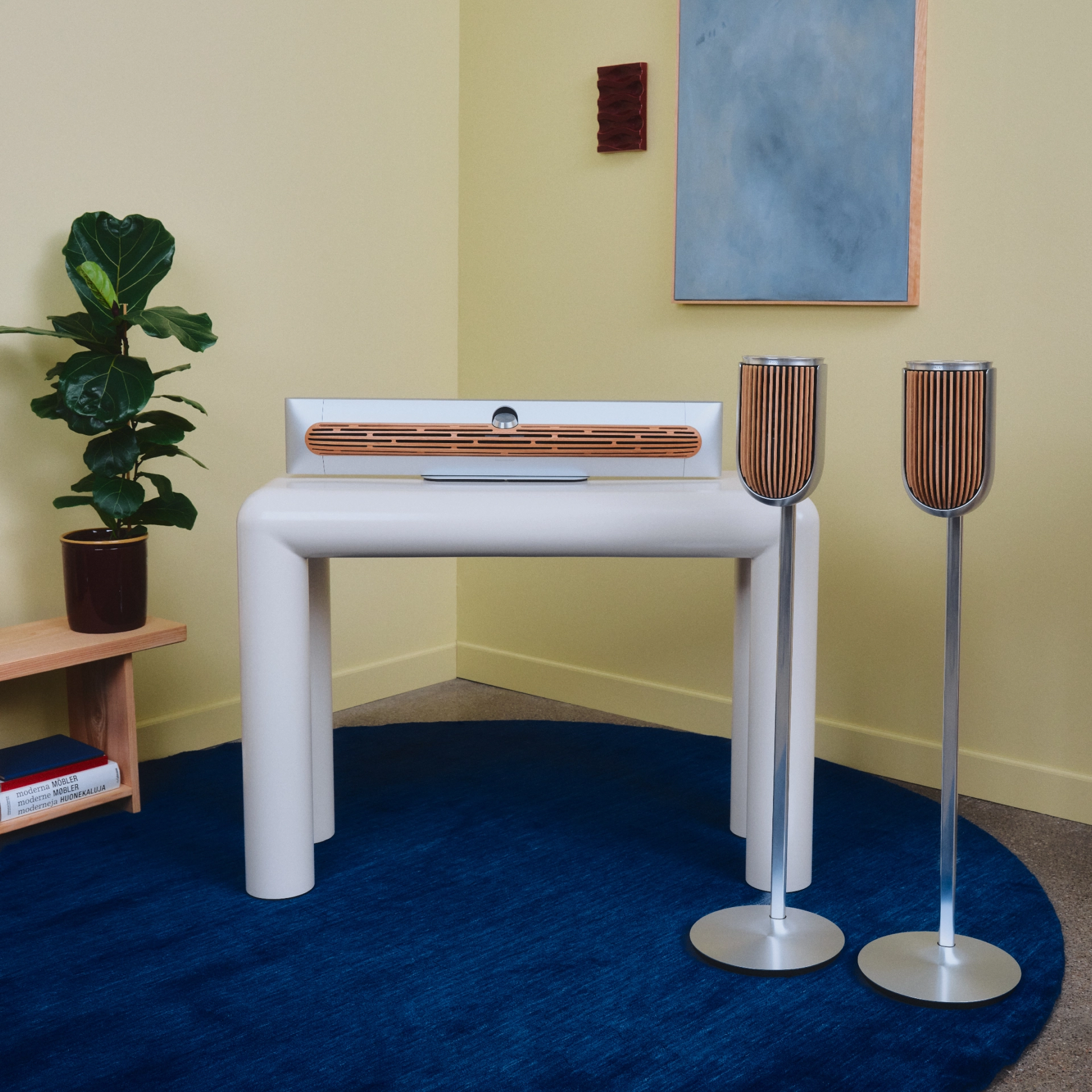 Detail centrálního reproduktoru Beosound Premiere pod televizí