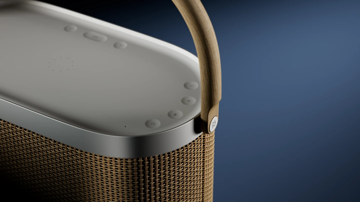 Beosound A5 Riva v sestavě s dalšími reproduktory Bang & Olufsen v moderním interiéru