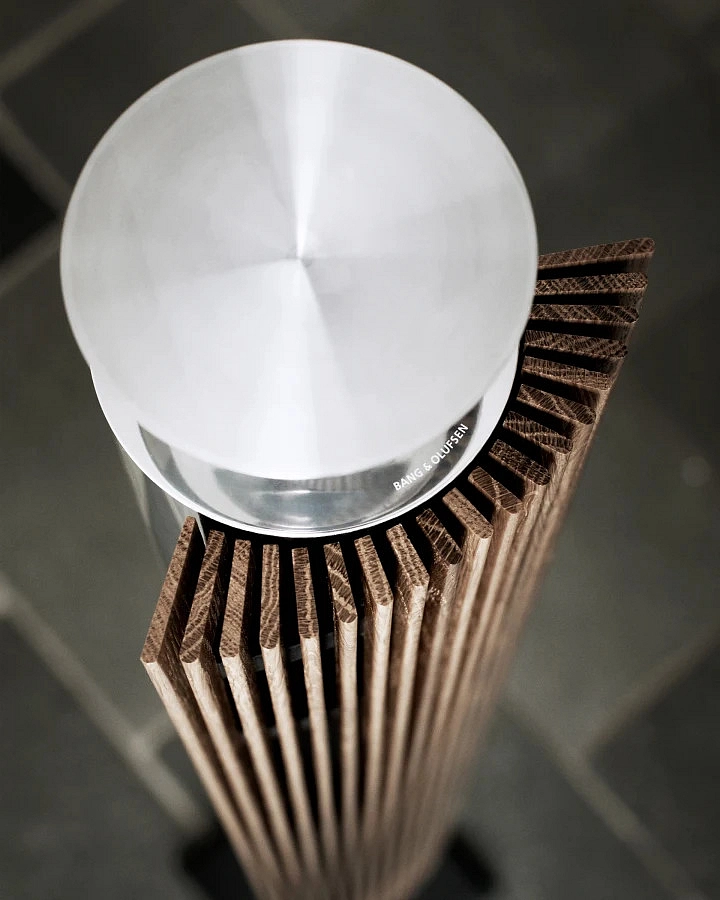 Beolab 18 ve vícekanálové sestavě domácího kina Bang & Olufsen s televizí