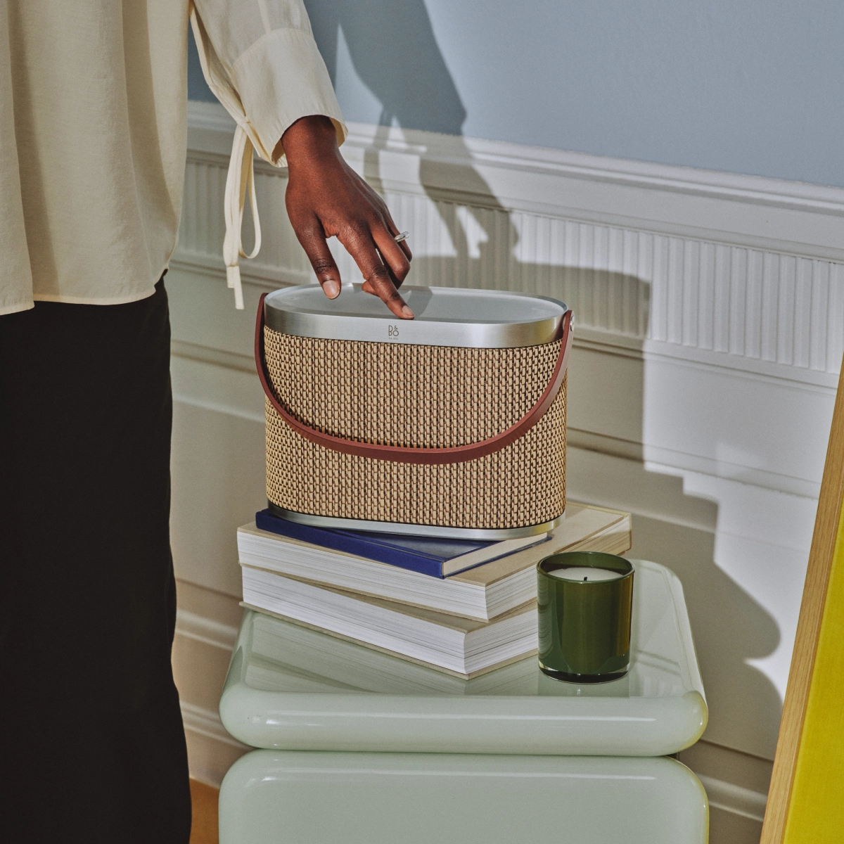 Beosound A5 Century Weave jako přenosný reproduktor Bang & Olufsen v interiéru