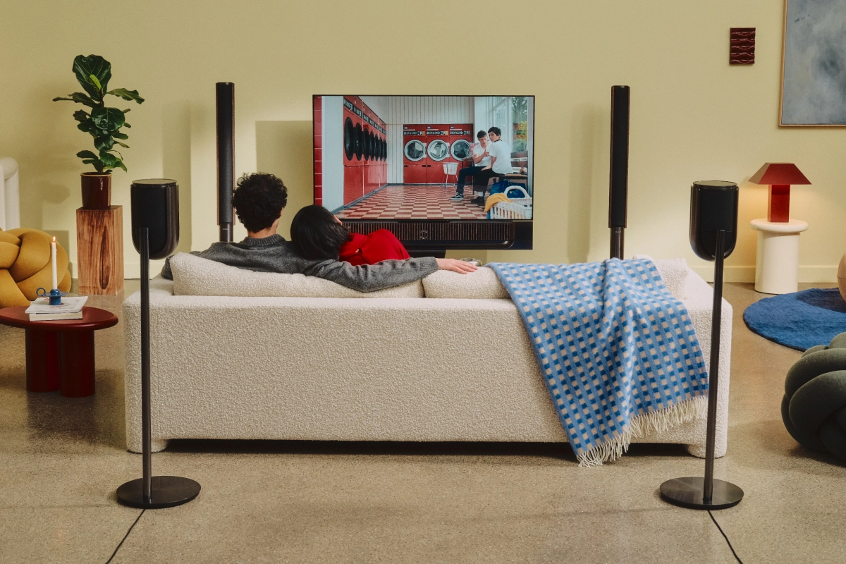 Detail předního reproduktoru Beolab 28 vedle televize Bang & Olufsen