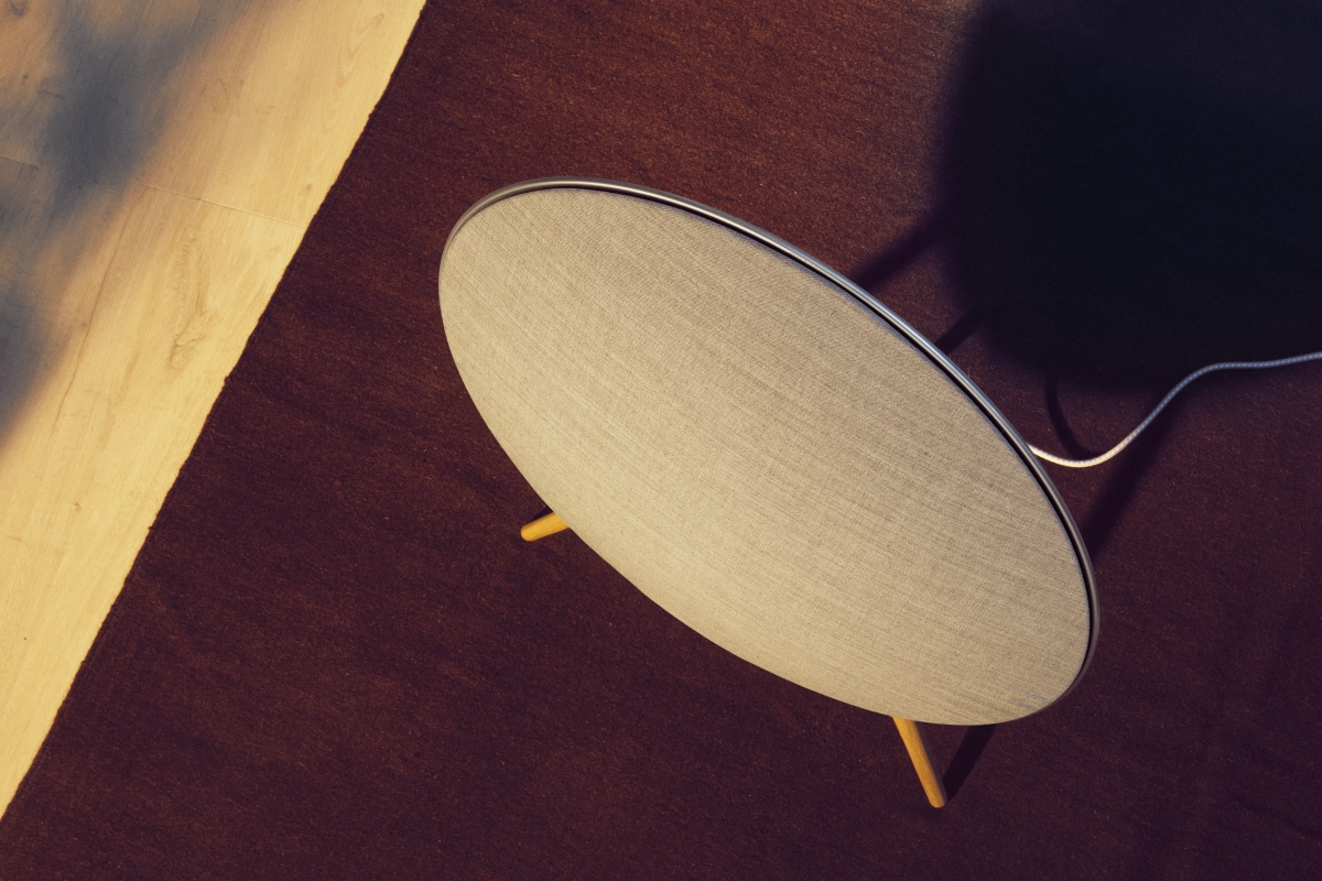 Schéma aktivní kompenzace akustiky místnosti u reproduktoru Beosound A9 5th gen Century Blue