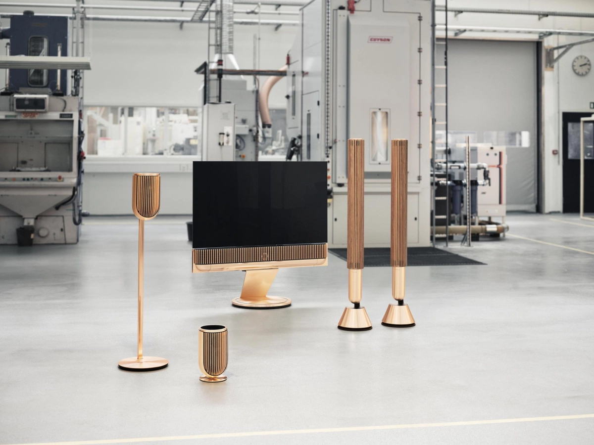 Domácí kino Bang & Olufsen v moderním interiéru s velkou televizí