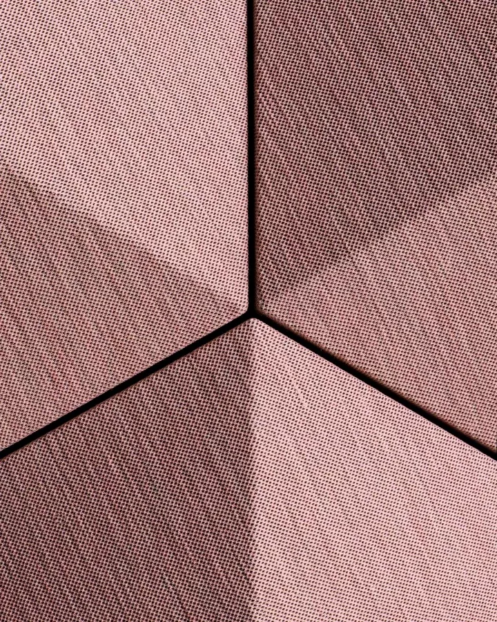 Beosound Shape jako výtvarný akustický prvek nad sedací soupravou v Japandi interiéru