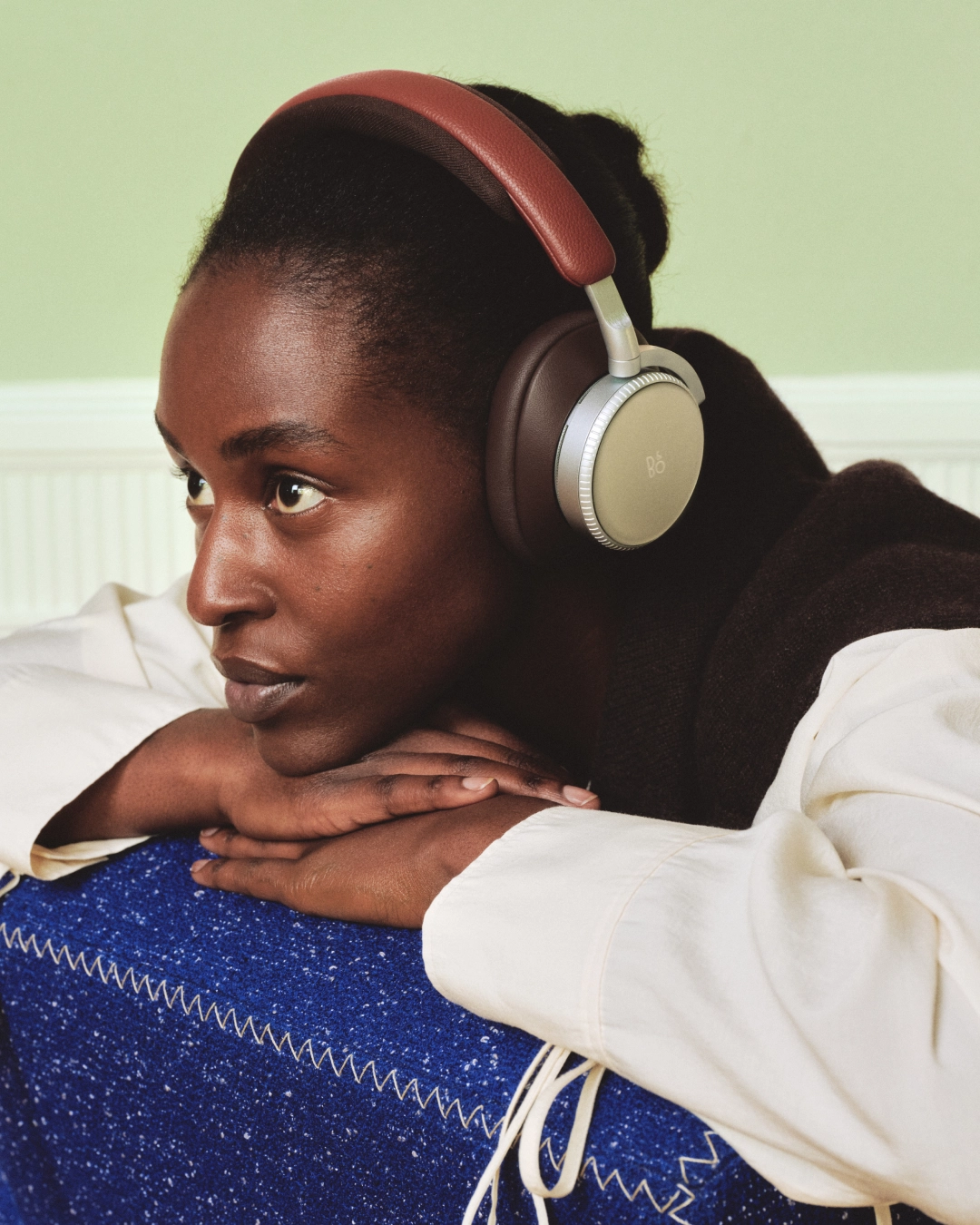 Detail konstrukce Beoplay H100 Century Brown s vyměnitelnými díly