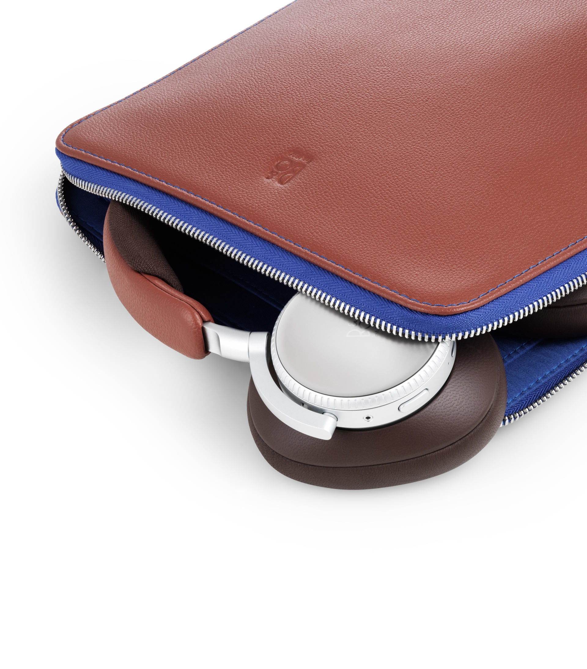 Detail dotykového skleněného ovládání na sluchátkách Beoplay H100 Century Brown