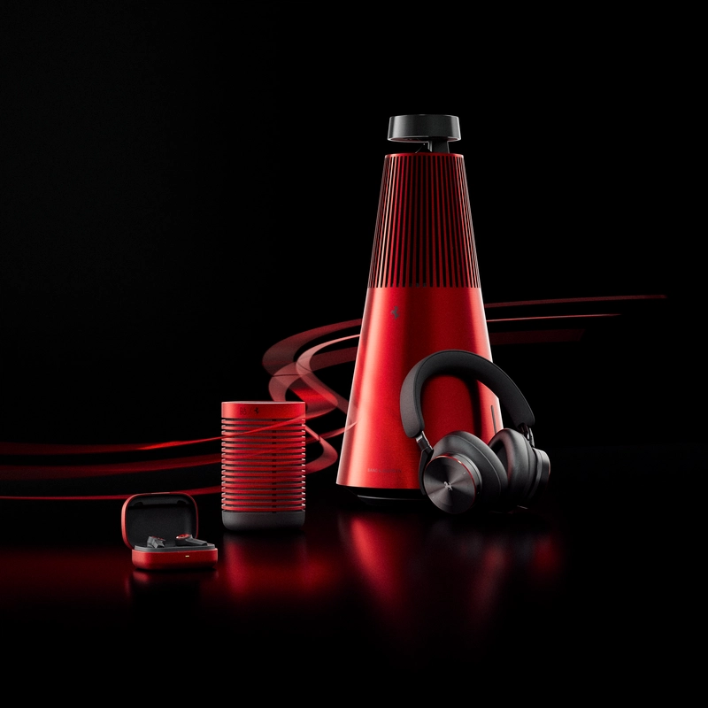 Detail hliníkové mřížky a kožené konstrukce sluchátek Beoplay H95 Ferrari