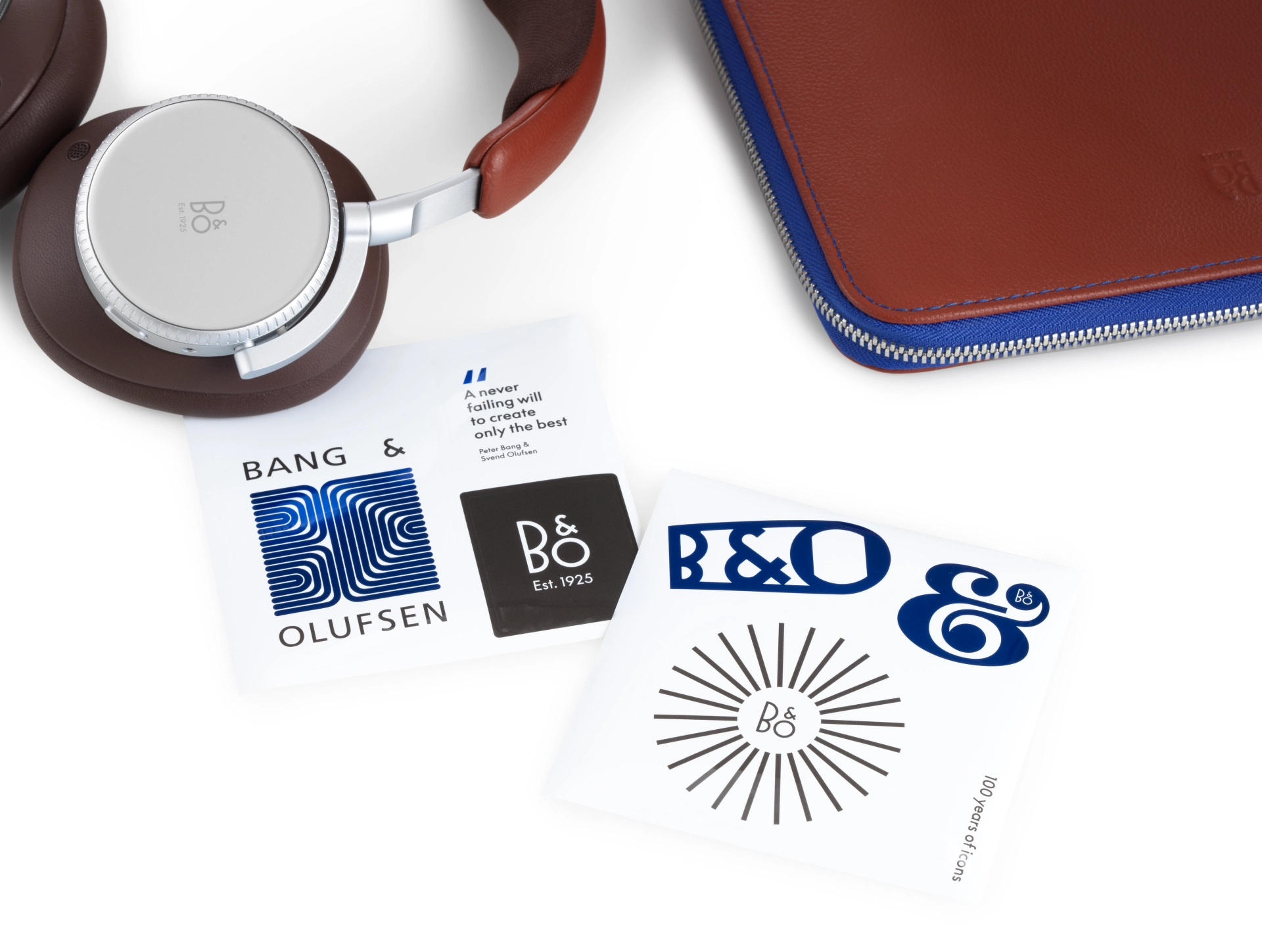 Sluchátka Beoplay H100 Century Brown položená na designové ploše, pohled shora