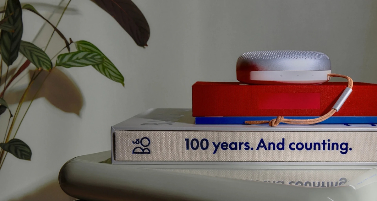 Kniha Bang & Olufsen 100 Year Book na konferenčním stolku v interiéru