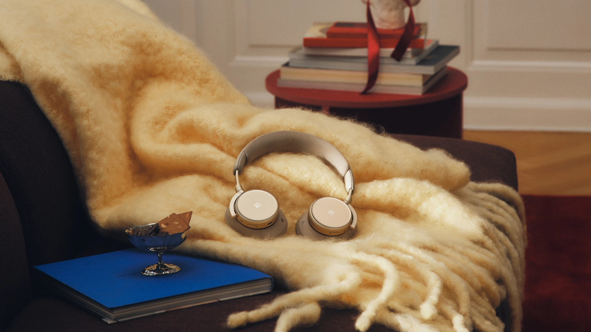 Náhlavní sluchátka Beoplay H100 v hnědém provedení Century Brown, čelní pohled