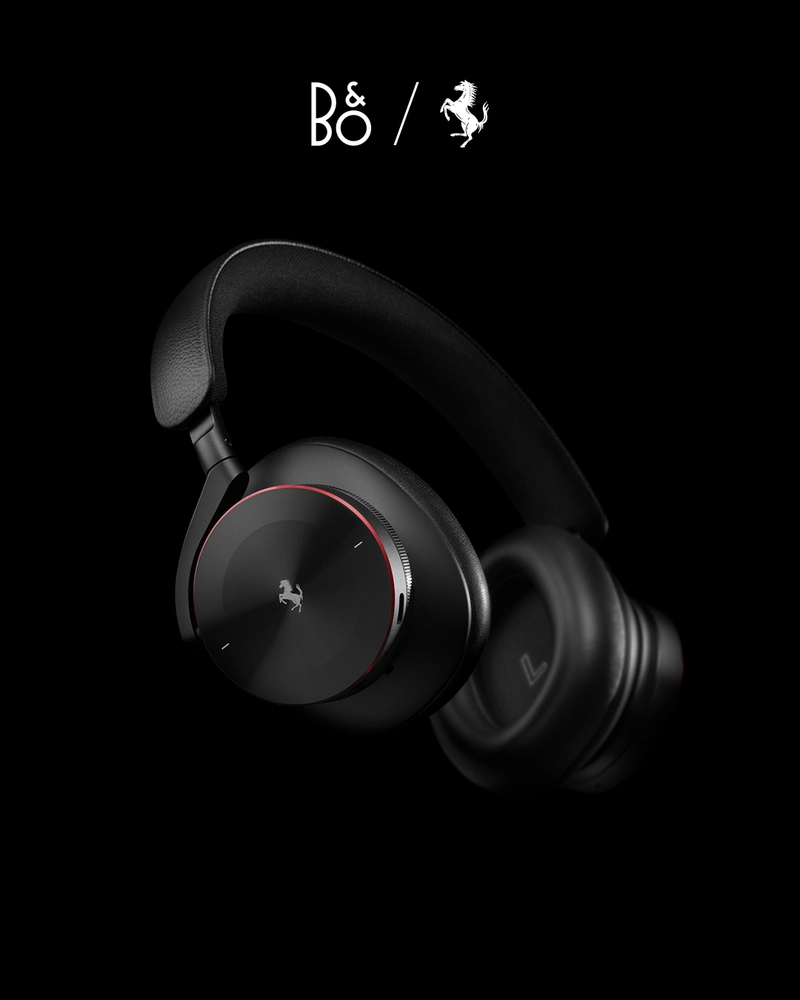 Detail kovového ovládacího kolečka a hliníkové konstrukce sluchátek Beoplay H95 Ferrari