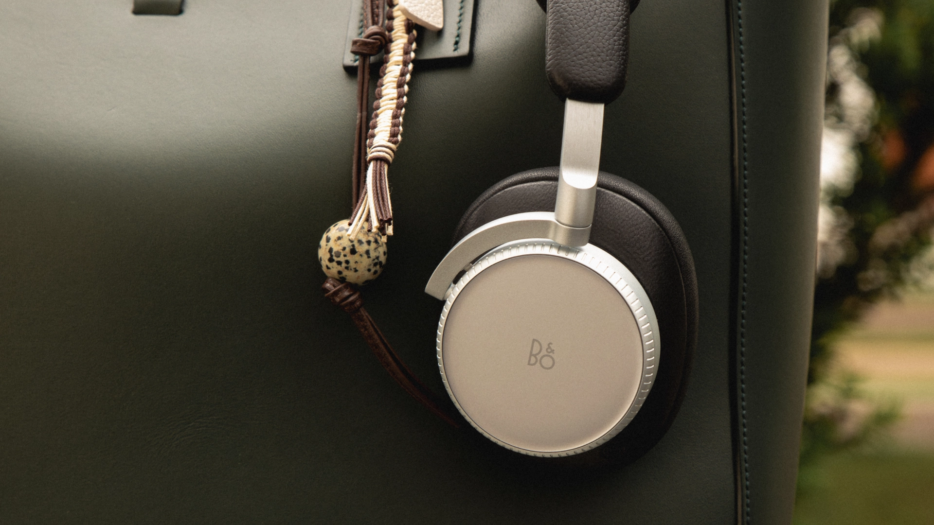 Detail jehněčí kůže na hlavovém mostu Beoplay H100 Century Brown