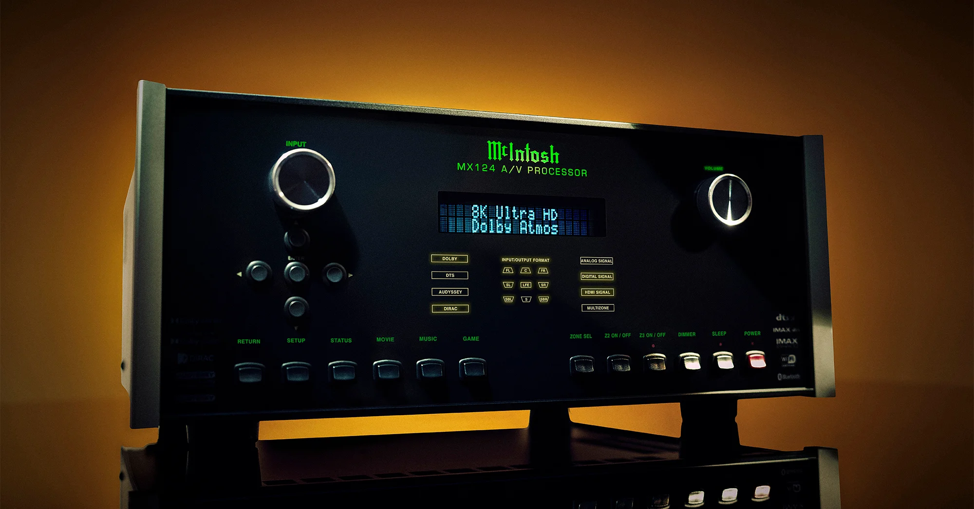 Čelní panel McIntosh MX124 zblízka, na modrém displeji svítí 8K Ultra HD a Dolby Atmos