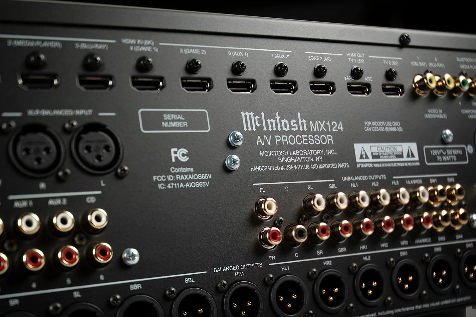Detail zadního panelu McIntosh MX124 s řadou vstupů HDMI, symetrickými konektory XLR a nesymetrickými výstupy pro subwoofery