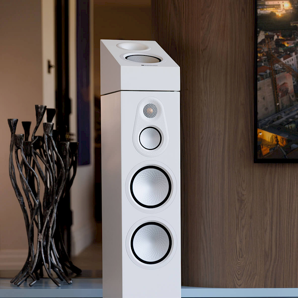 Detail přední stěny sloupové reprosoustavy Monitor Audio Silver 8G v provedení Satin White bez viditelných šroubů, s tweeterem ve vlnovodu a dvěma basovými měniči