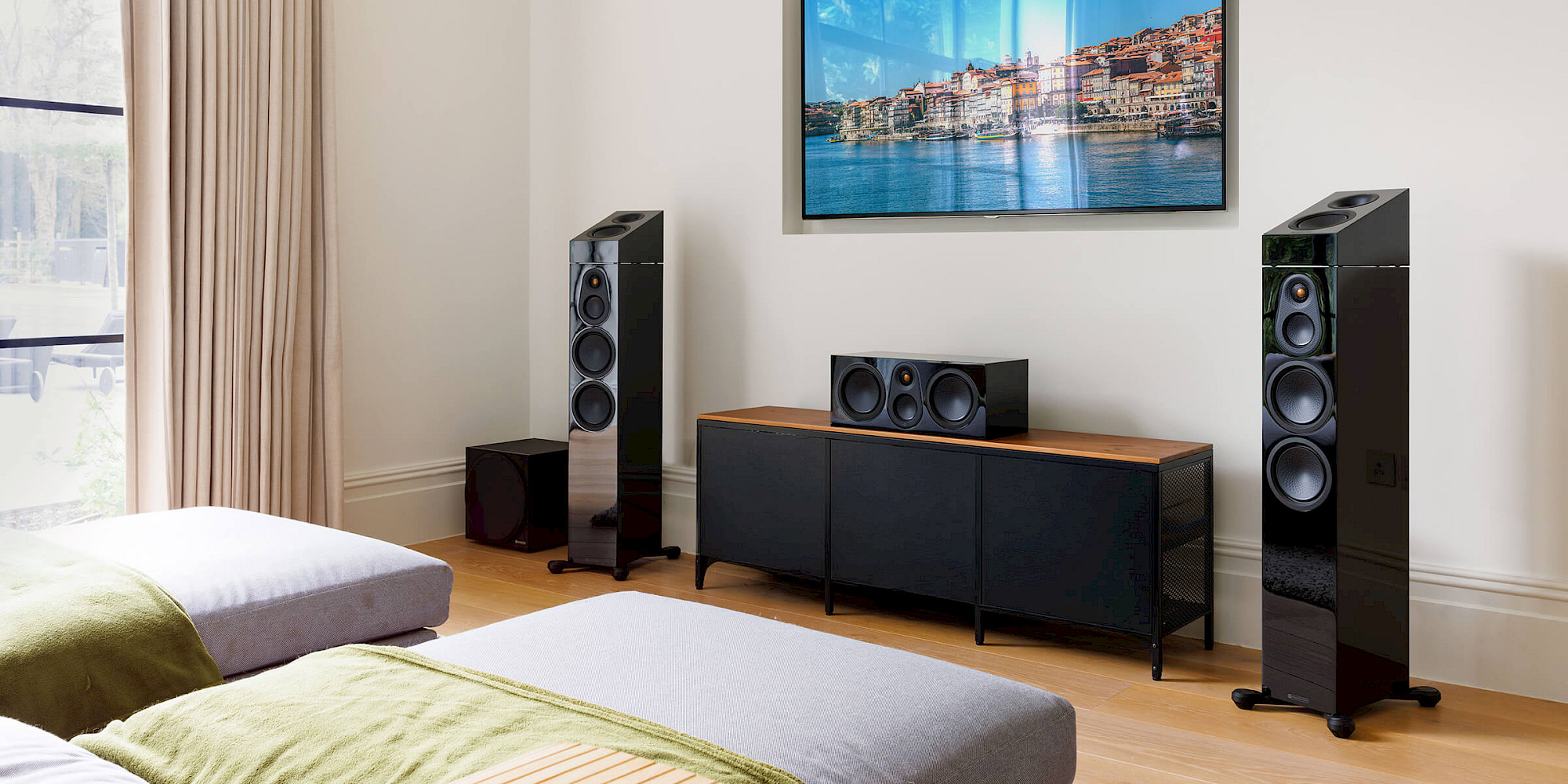 Kompletní kino sestava Monitor Audio Silver 8G v provedení High Gloss Black s televizí, středovým kanálem a subwooferem