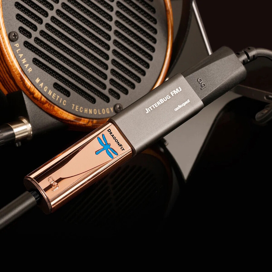 DragonFly Copper zapojený přes USB filtr JitterBug FMJ, vedle planárních sluchátek s dřevěnou mušlí
