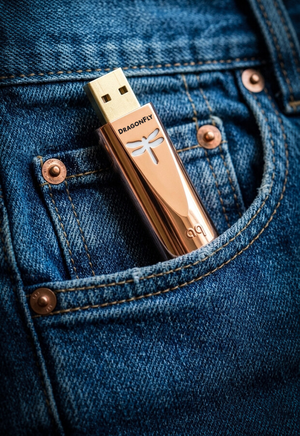 Měděné tělo DragonFly Copper zasunuté v kapsičce džínů, velikostí odpovídá USB flash disku