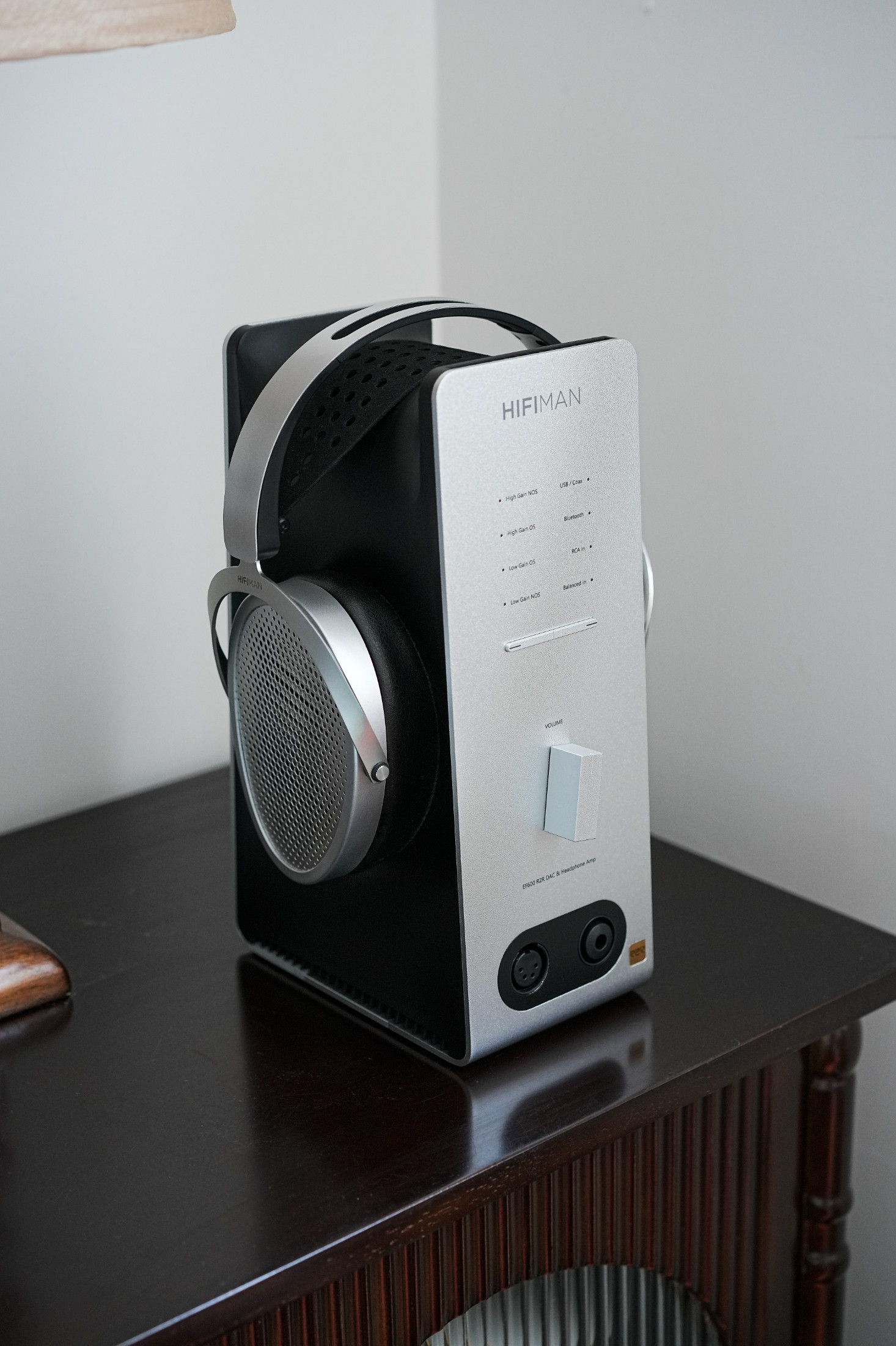Sluchátka HIFIMAN Edition XV zavěšená na stolním zesilovači HIFIMAN EF600 na tmavém dřevěném stolku