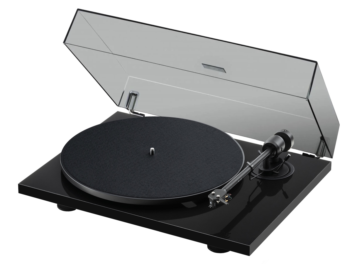 Pro-Ject E1.2 v provedení High Gloss Black s odklopeným průhledným protiprachovým krytem a plstěnou podložkou na talíři