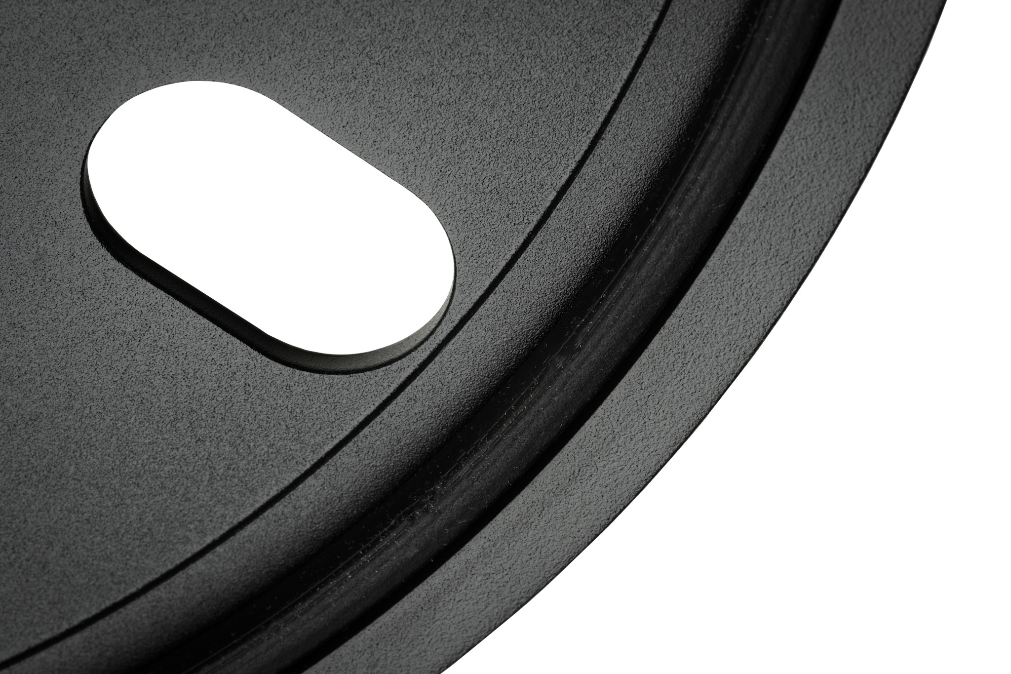 Detail hliníkového talíře Pro-Ject E1.2 s otvorem pro nasazení řemínku a tlumeným lemem