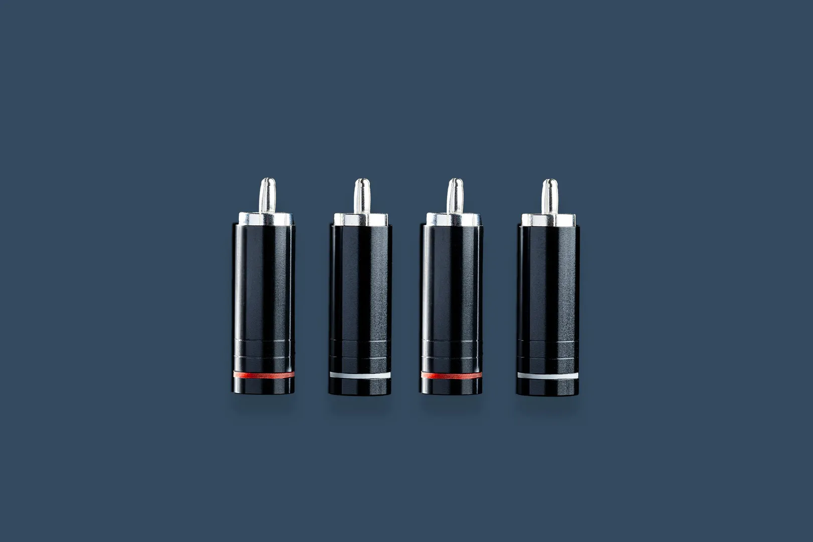 Sada čtyř konektorů Connect it RCA Set DS na tmavě modrém pozadí