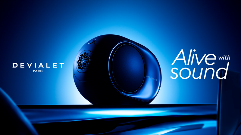 Devialet Phantom Ultimate 98 dB Pulse Blue v modrém světle, kampaň Alive with sound