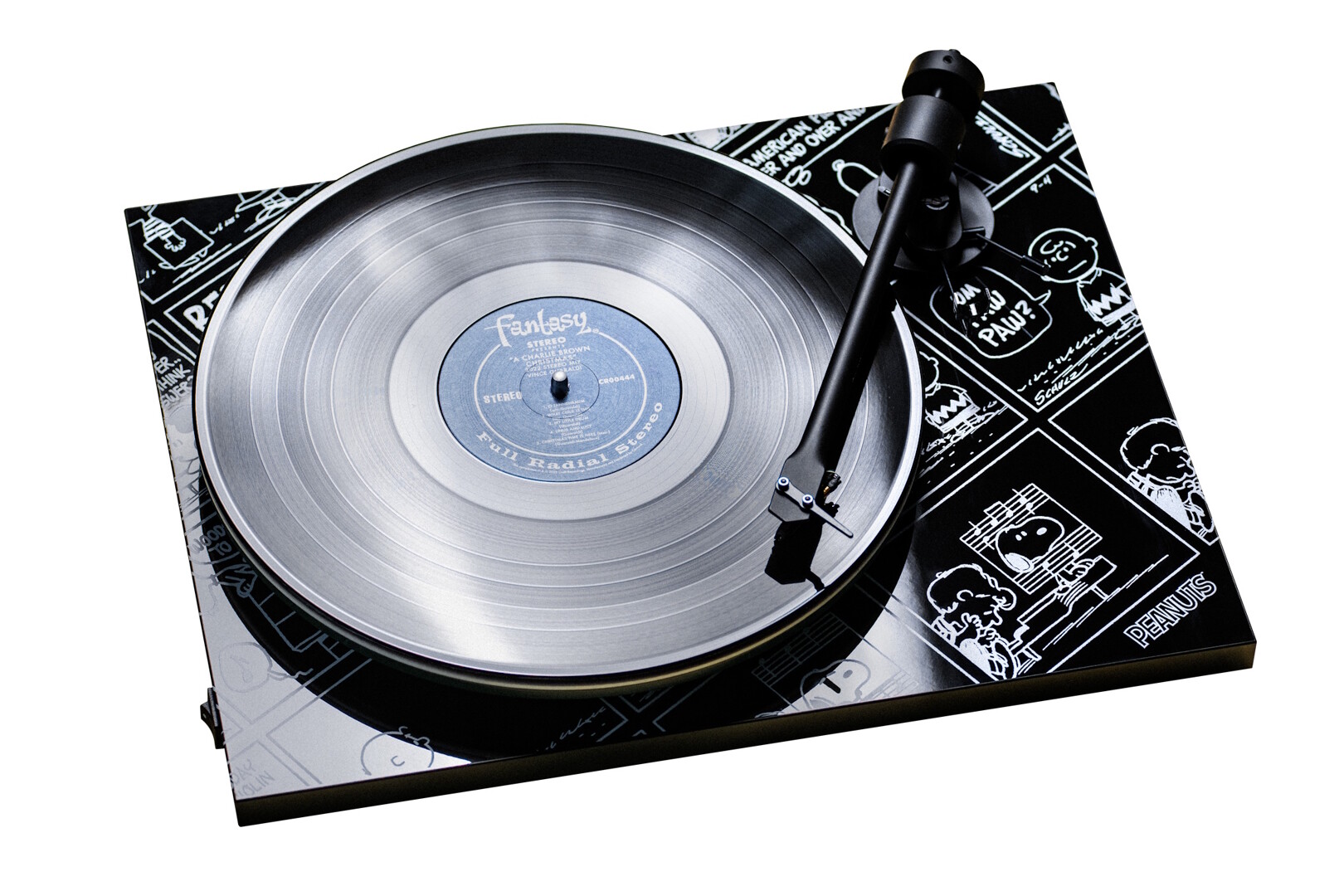 Pro-Ject Art Peanuts Turntable OM10 s deskou A Charlie Brown Christmas na talíři a ramenem v drážce