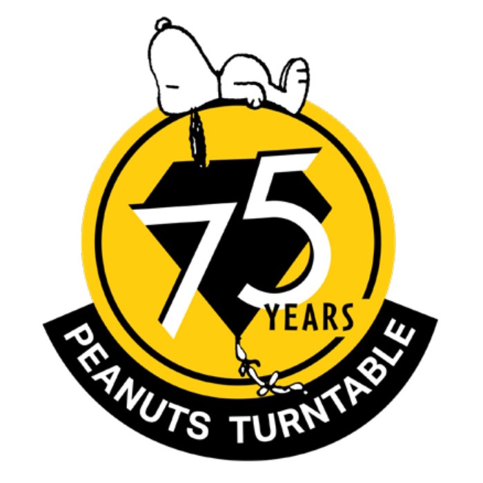 Kruhový emblém 75 YEARS PEANUTS TURNTABLE se Snoopym ležícím na jeho horním okraji