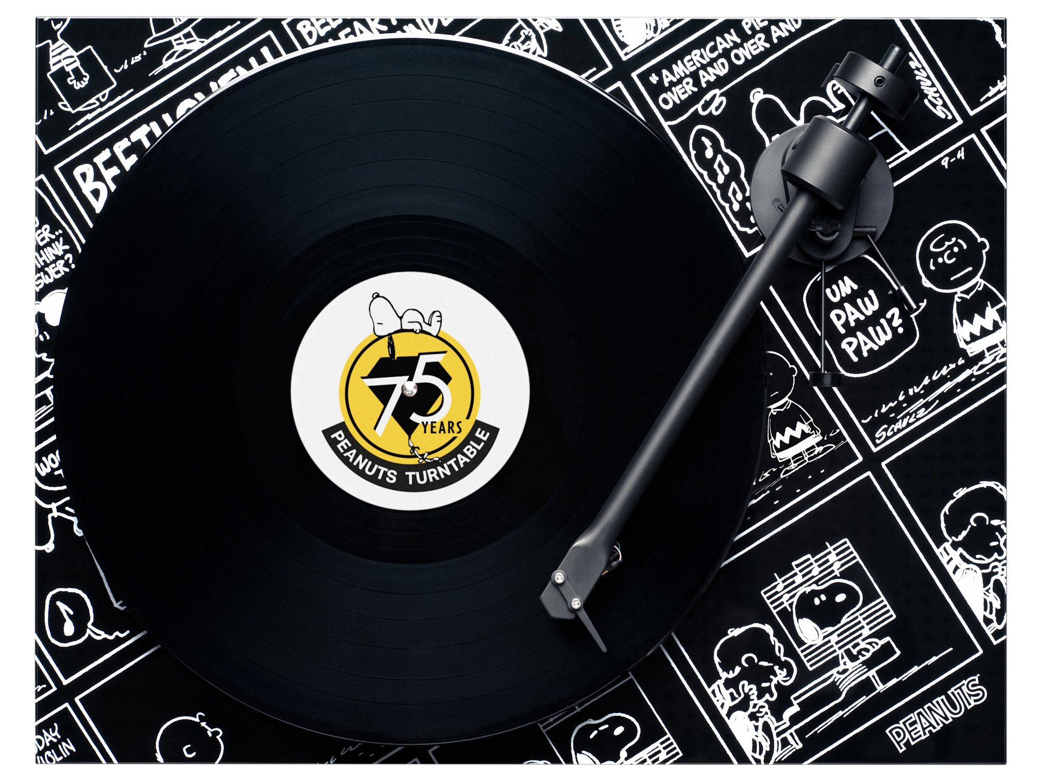 Pohled shora na Pro-Ject Art Peanuts Turntable OM10 s hrající deskou a podložkou s emblémem 75 let Peanuts