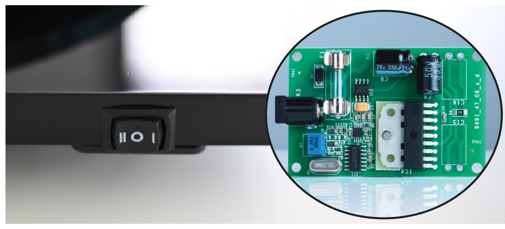 Detail kolébkového přepínače otáček na boku šasi gramofonu Pro-Ject T2 a výřez s deskou plošných spojů řídicí elektroniky