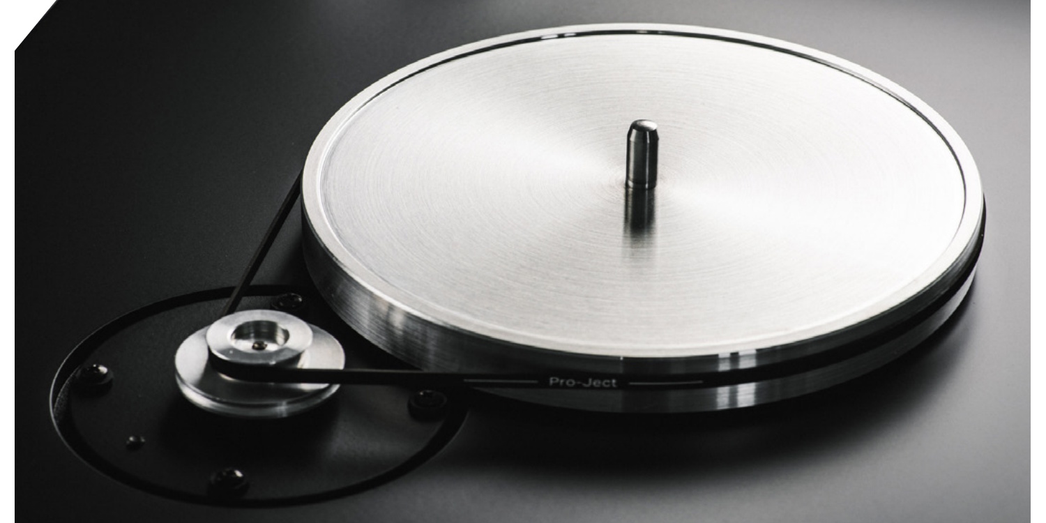 Detail hliníkového subtalíře gramofonu Pro-Ject Debut Reference 10 s řemínkem nasazeným na kladce motoru