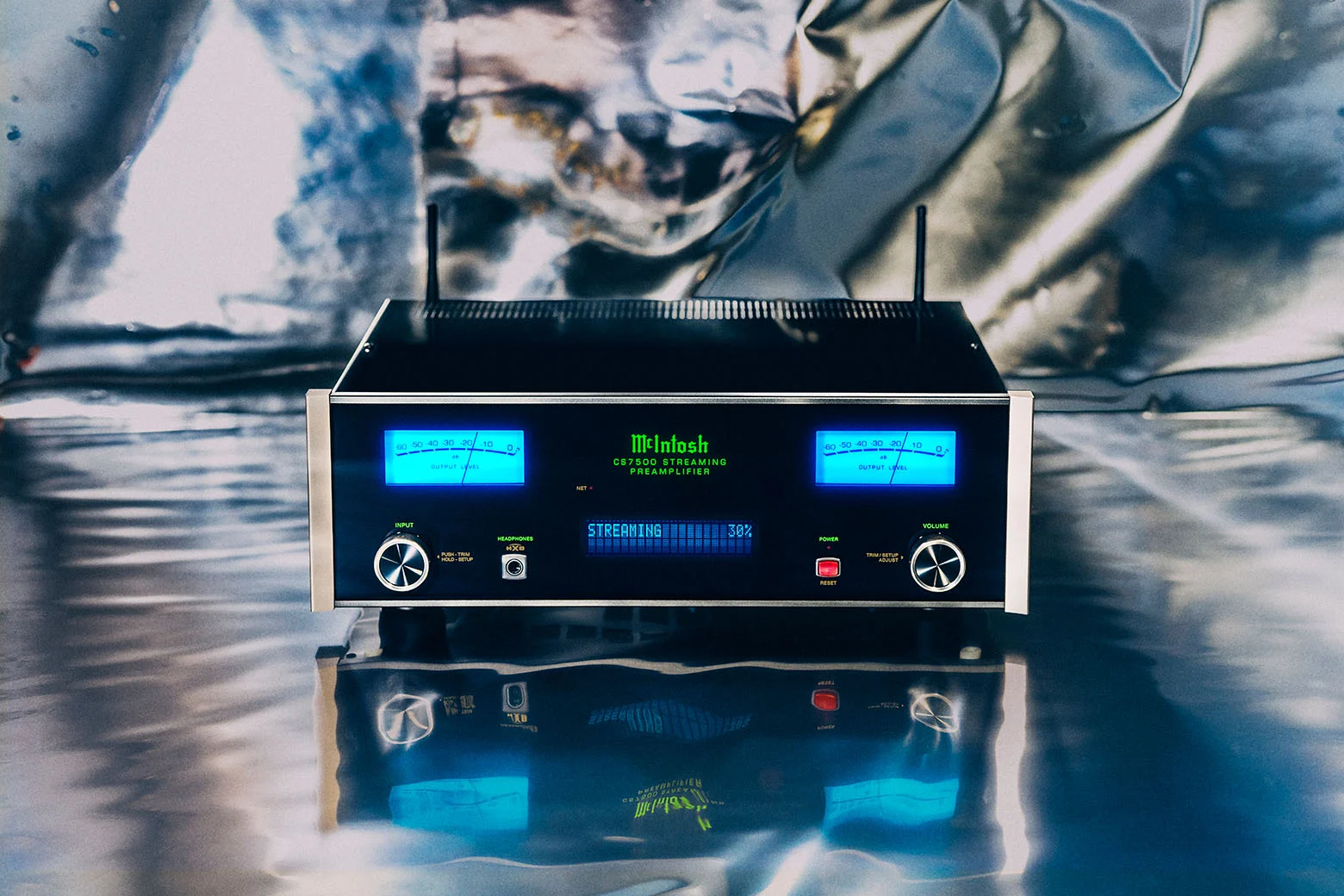 McIntosh CS7500 zepředu s vysunutými anténami a rozsvícenými měřidly, odraz na lesklé ploše